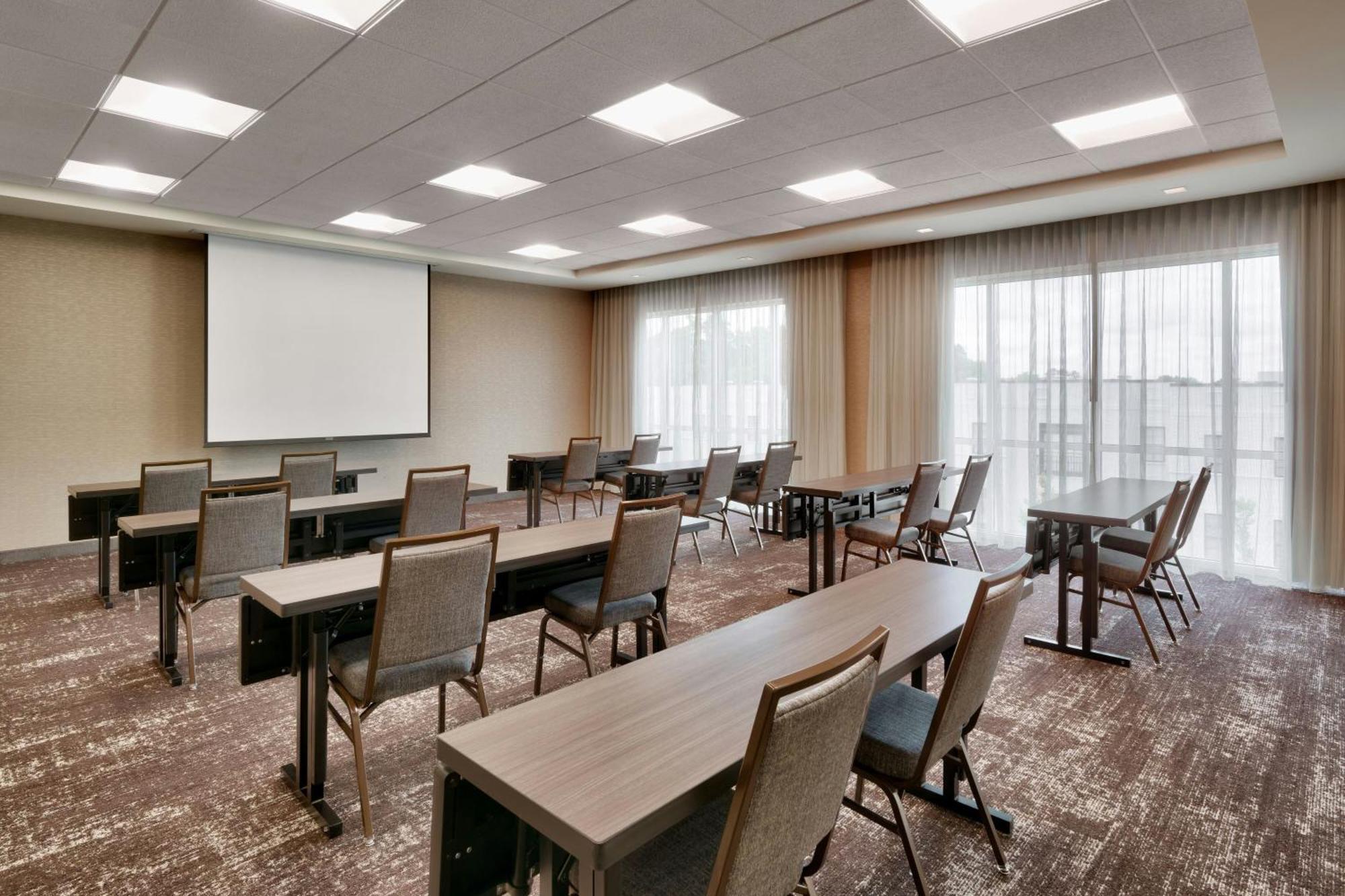 ホテル Courtyard By Marriott Atlanta Duluth Downtown エクステリア 写真