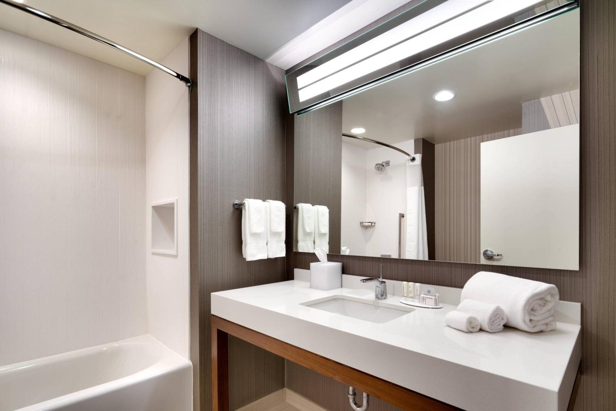ホテル Courtyard By Marriott Atlanta Duluth Downtown エクステリア 写真