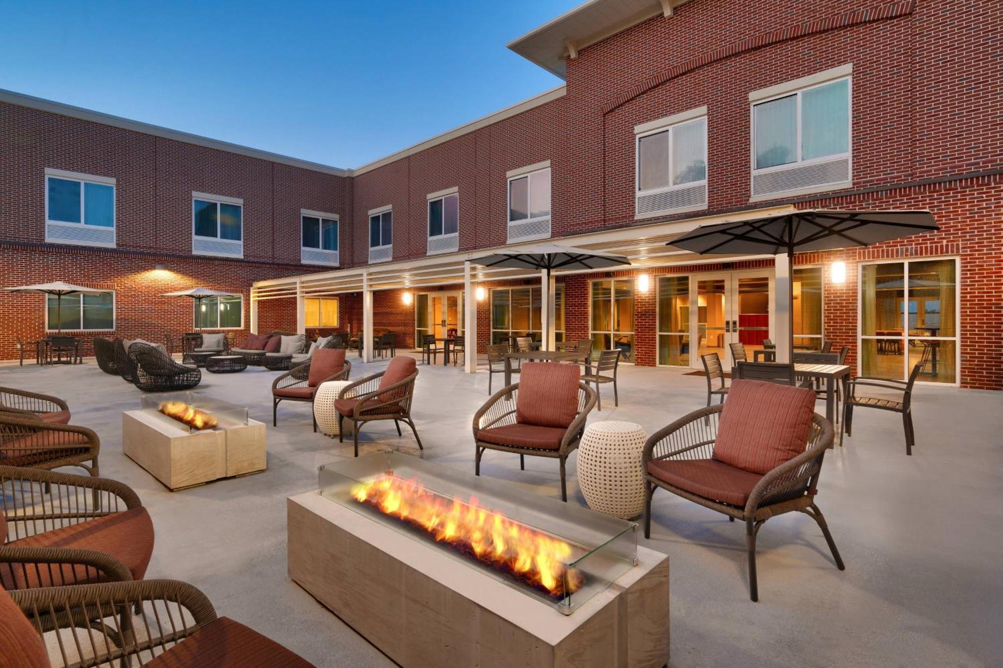 ホテル Courtyard By Marriott Atlanta Duluth Downtown エクステリア 写真